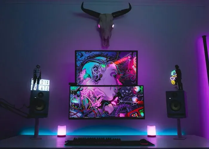 Gaming-Setup mit Monitoren und violetter Beleuchtung Gaming-Setup mit Monitoren und violetter Beleuchtung