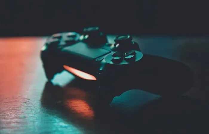 Spieler mit Controller vor einem Fernseher