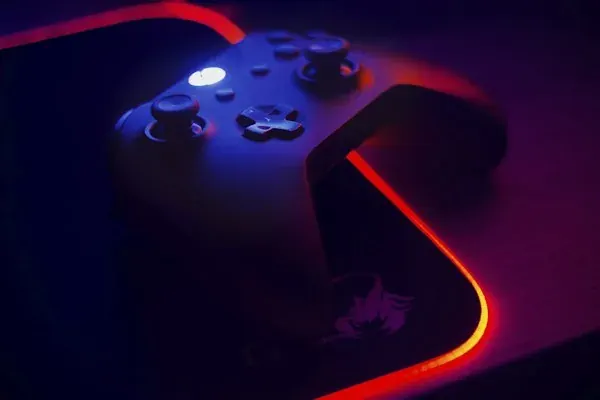 Gaming-Controller in dunkler Beleuchtung