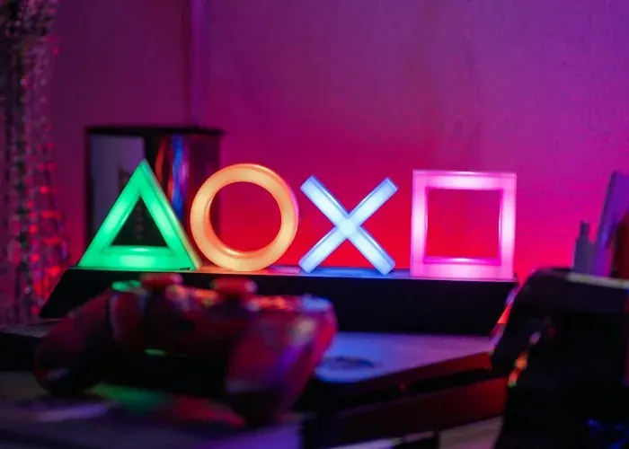 Aktuelle Spielkonsole mit Gaming-Symbolen Aktuelle Spielkonsole mit Gaming-Symbolen