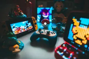 Gaming-Zubehör mit Handheld und Controllern