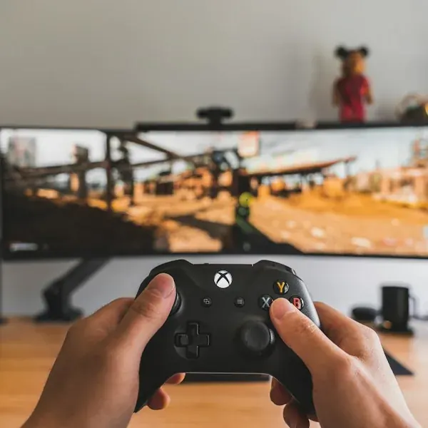 Gaming-Konsole im modernen Setup