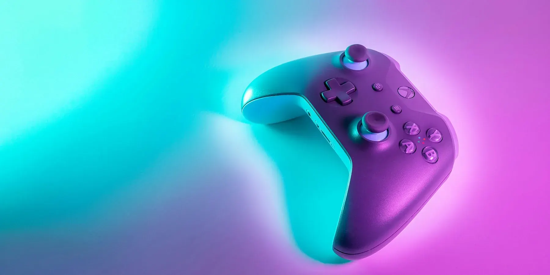 Menschen spielen gemeinsam an einer Spielkonsole Menschen spielen gemeinsam an einer Spielkonsole