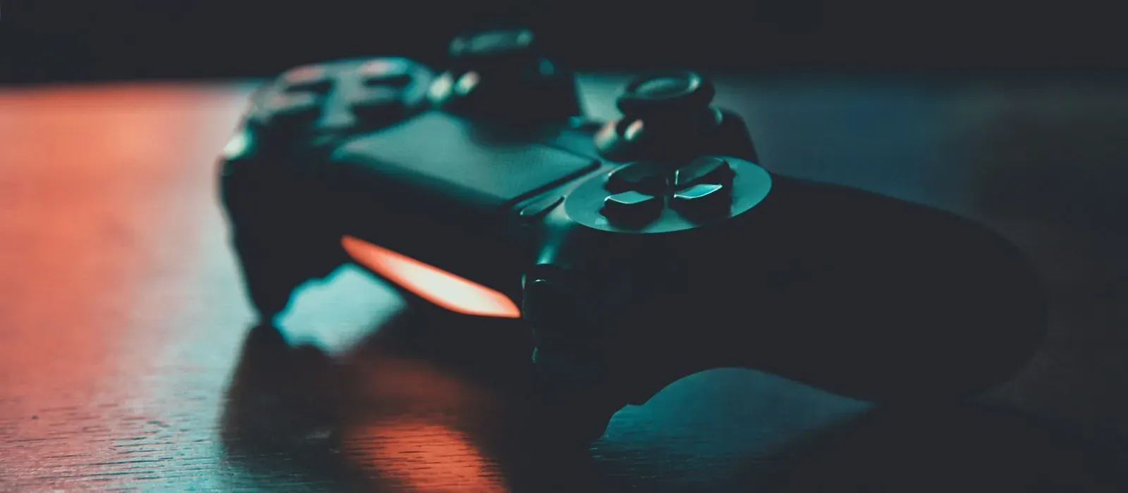 Gaming-Controller mit cyanfarbener Beleuchtung Gaming-Controller mit cyanfarbener Beleuchtung
