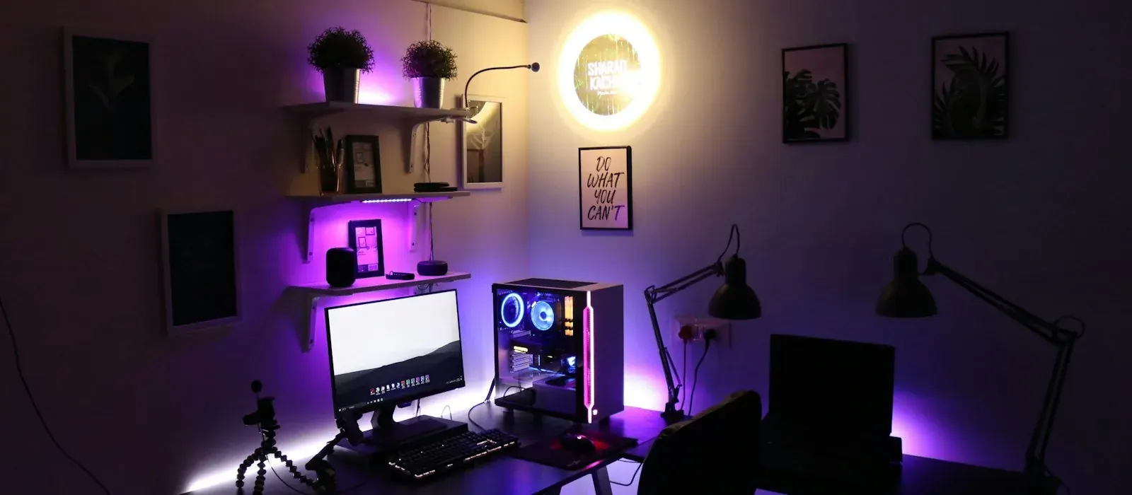 Gaming-Zimmer mit RGB-Beleuchtung und mehreren Monitoren