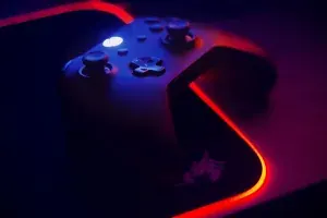 Kabelloser Gaming-Controller auf dunklem Hintergrund