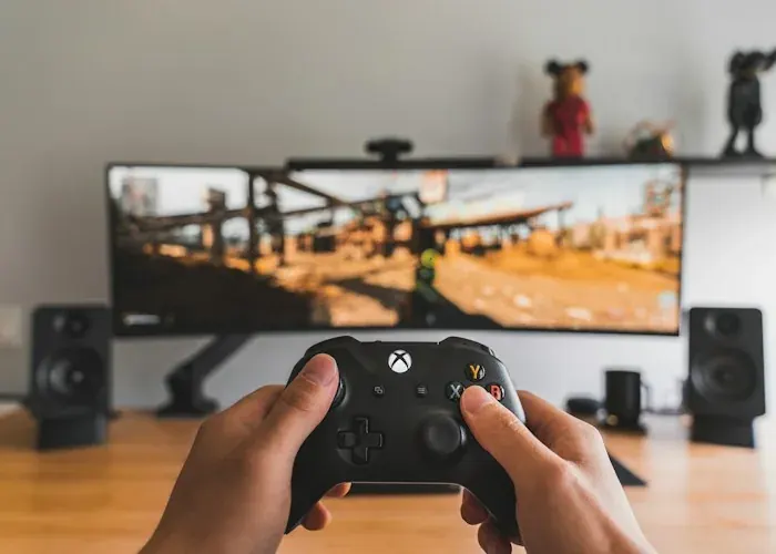 Spieler mit Controller vor einem Fernseher